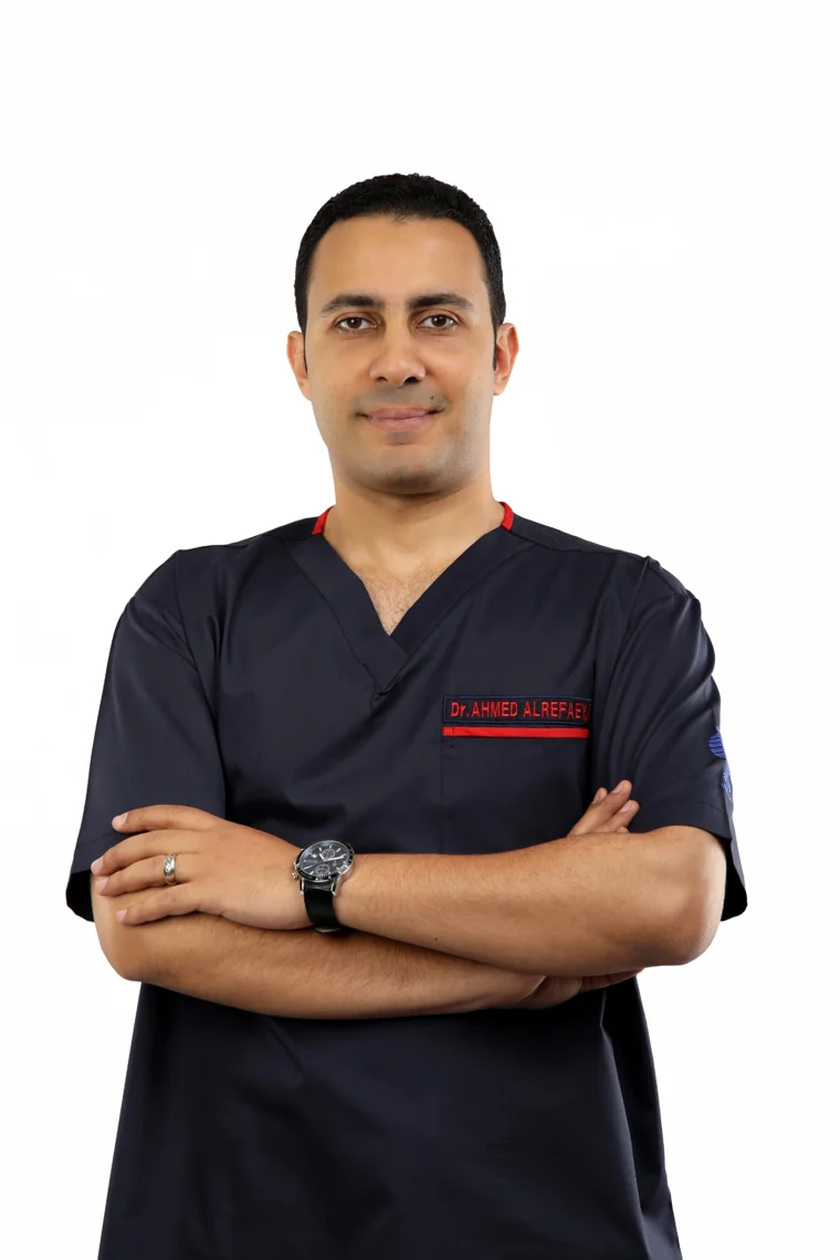 الدكتور أحمد الرفاعي بالزي الطبي